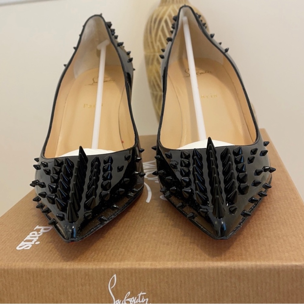 NWT Christian Louboutin 70 Goldo Pump Black
Spike Leather Pump 42